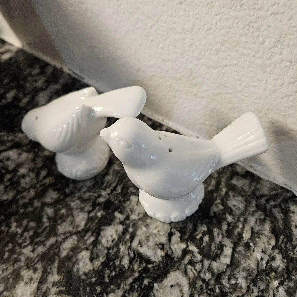 white ceramic birds Salt &‎ Pepper shakers set